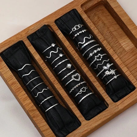 Conjunto de 28 Anéis – Estrela & Coração com Strass – Design Geométrico Oco